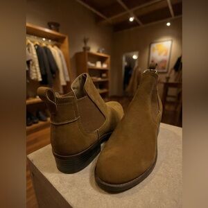 Steve Madden Women’s Chelsea Booties Size 8.5 Brown Suede Ankle Boots Casual